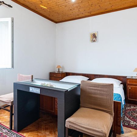 Apartments And Rooms With Parking Space Skrbcici, Krk - 21231 Buitenkant foto