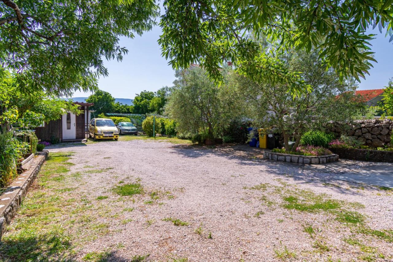 Apartments And Rooms With Parking Space Skrbcici, Krk - 21231 Buitenkant foto