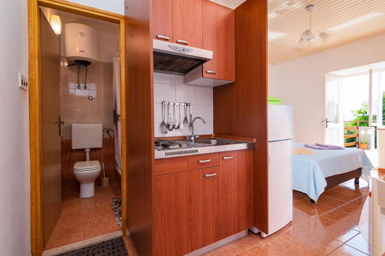 Apartments And Rooms With Parking Space Skrbcici, Krk - 21231 Buitenkant foto