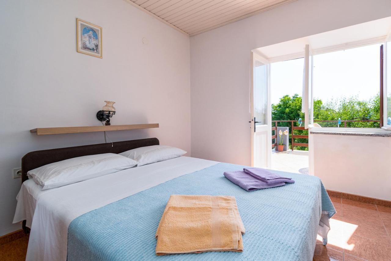 Apartments And Rooms With Parking Space Skrbcici, Krk - 21231 Buitenkant foto