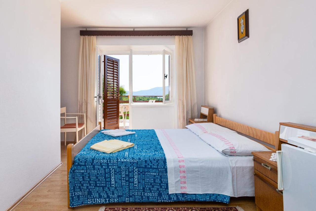 Apartments And Rooms With Parking Space Skrbcici, Krk - 21231 Buitenkant foto